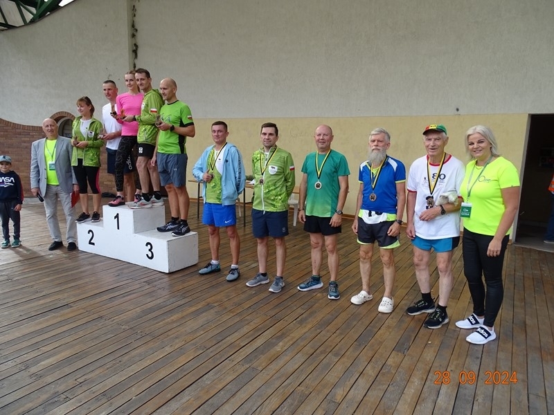 dekoracja zawodników na podium