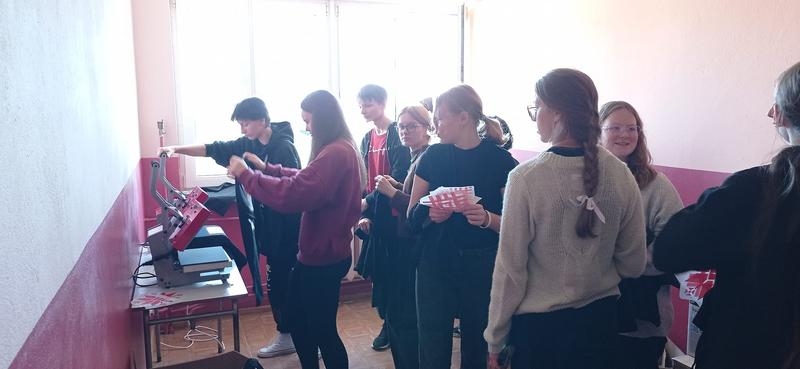 młodzież na warsztatach wykonania koszulki