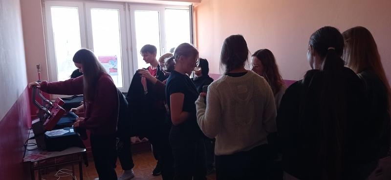 młodzież na warsztatach wykonania koszulki