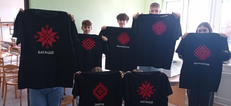 młodzież prezentuje koszulki z nadrukami