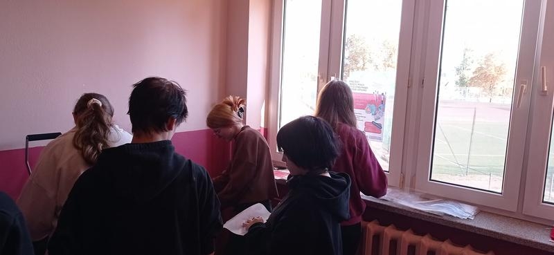 młodzież na warsztatach wykonania koszulki