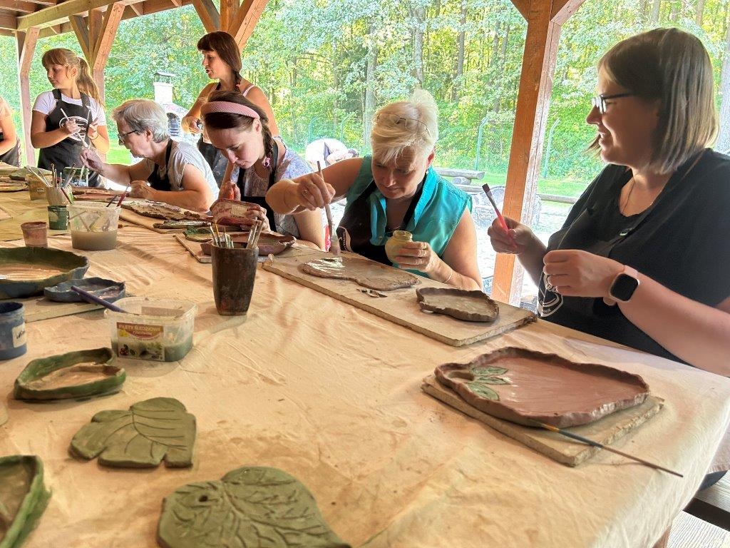 Uczestnicy na warsztatach ceramicznych