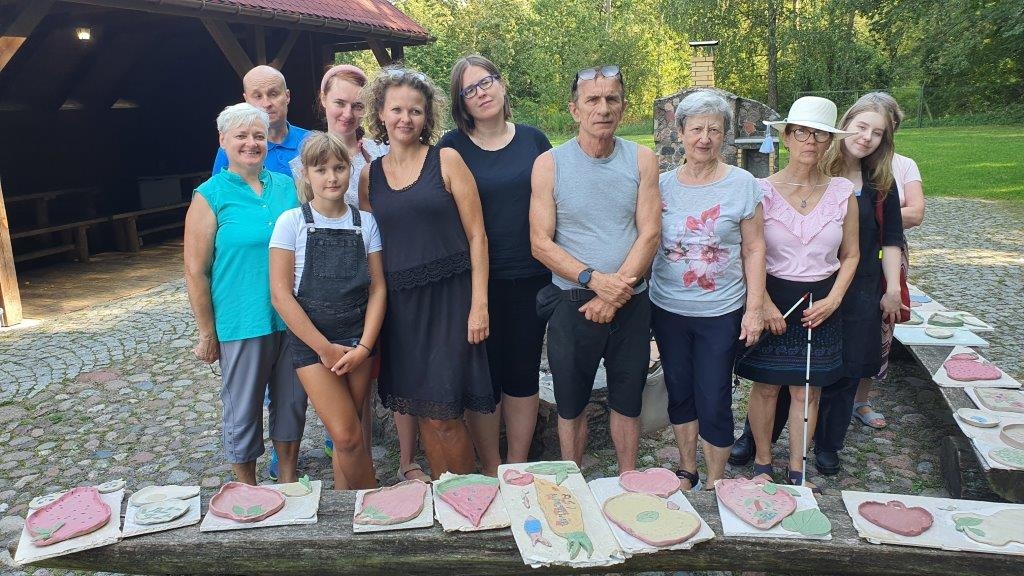 Uczestnicy na warsztatach ceramicznych