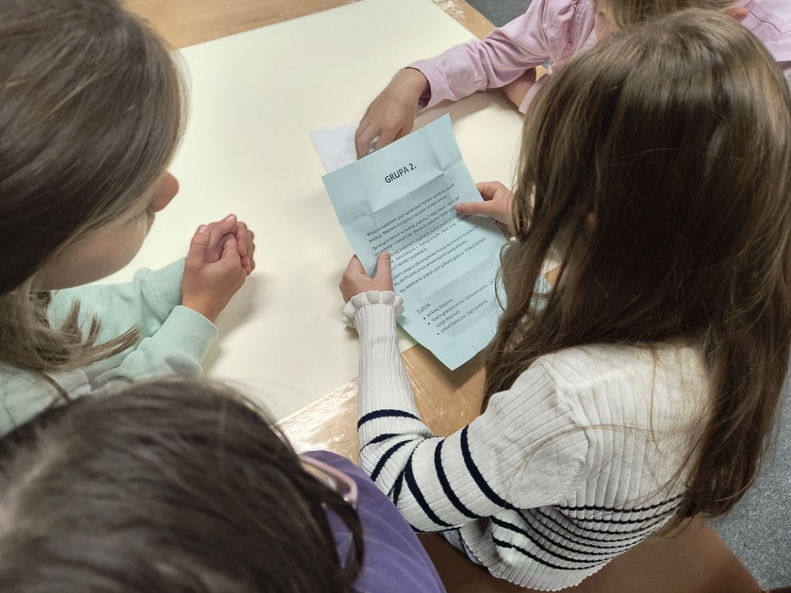 Zdjęcie przedstawia spotkanie z okazji obchodów Nocy Bibliotek