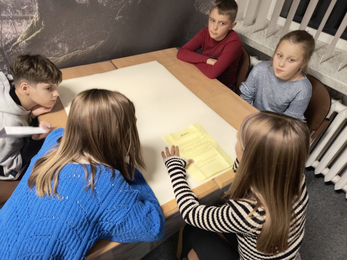 Zdjęcie przedstawia spotkanie z okazji obchodów Nocy Bibliotek