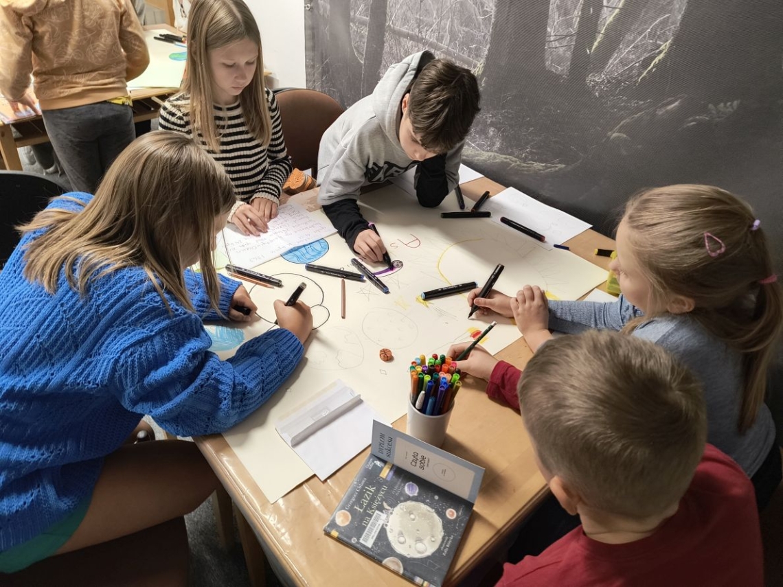 Zdjęcie przedstawia spotkanie z okazji obchodów Nocy Bibliotek