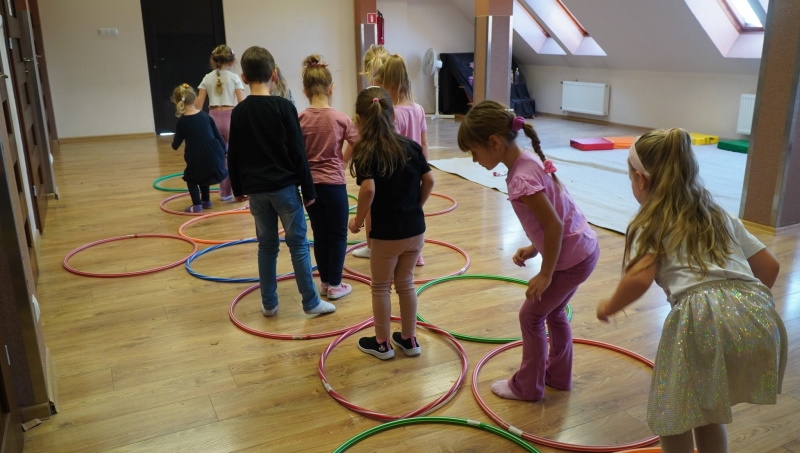 Na zdjęciach widać dzieci uczestniczące w zabawach  „Powitanie jesieni”.