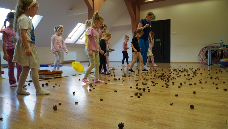 Na zdjęciach widać dzieci uczestniczące w zabawach  „Powitanie jesieni”.