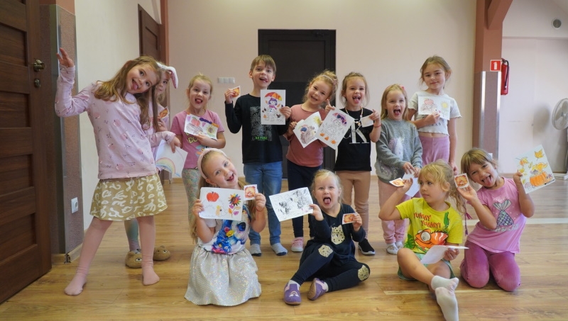 Na zdjęciach widać dzieci uczestniczące w zabawach  „Powitanie jesieni”.