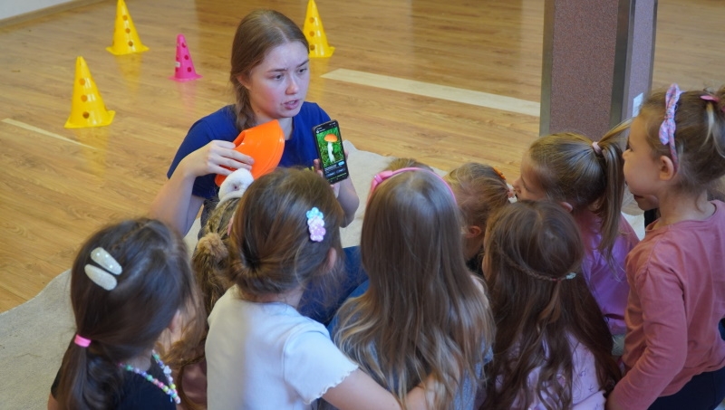 Na zdjęciach widać dzieci uczestniczące w zabawach  „Powitanie jesieni”.