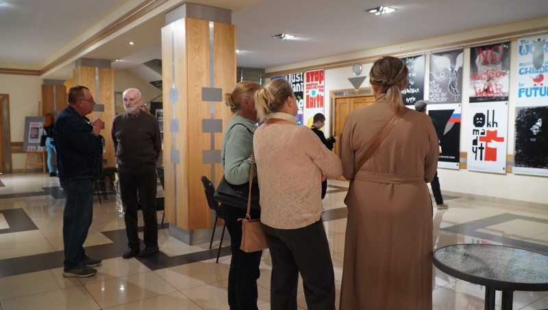 Na zdjęciach widać uczestników wernisażu.