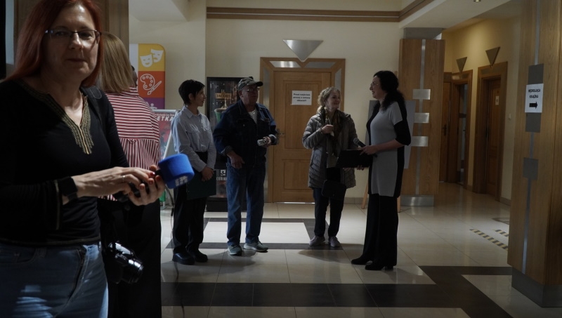 Na zdjęciach widać uczestników wernisażu.