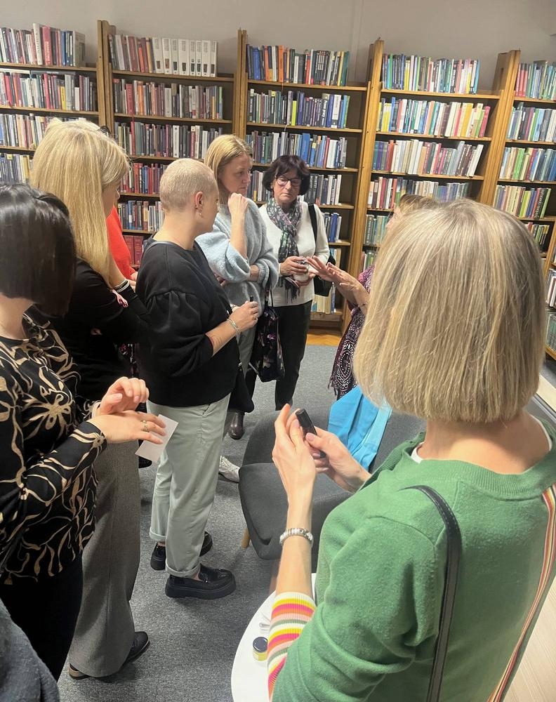 kobiety oglądają kosmetyki