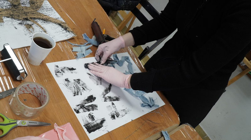 proces tworzenia plakatów przez uczestników warsztatów