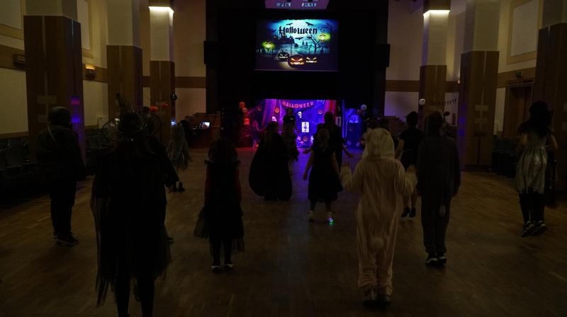 dzieci uczestniczące w zabawach z okazji Halloween.