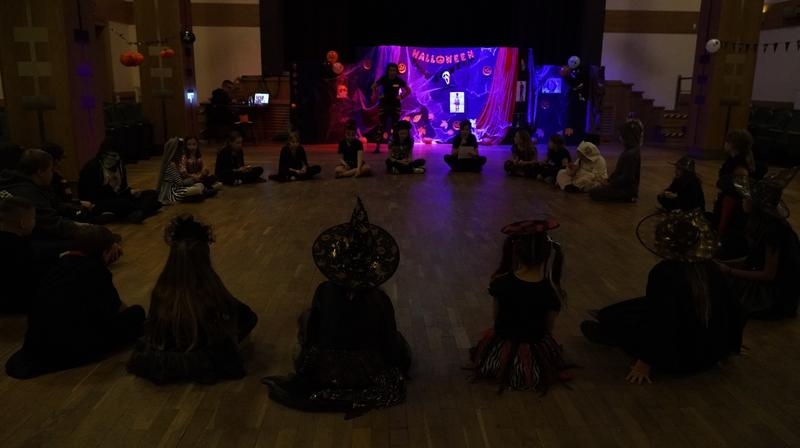 dzieci uczestniczące w zabawach z okazji Halloween.