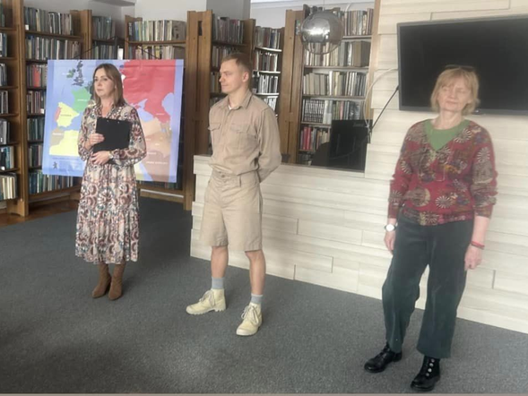 trzy osoby w czytelni miejskiej