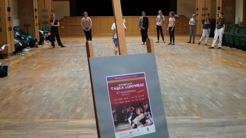 uczestnicy na warsztatach, plakat promujący wydarzenie