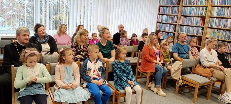 dzieci i opiekunowie nw czytelni miejskiej