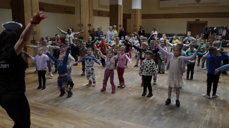 dzieci uczestniczące w zajęciach artystycznych „Na pirackiej łajbie”