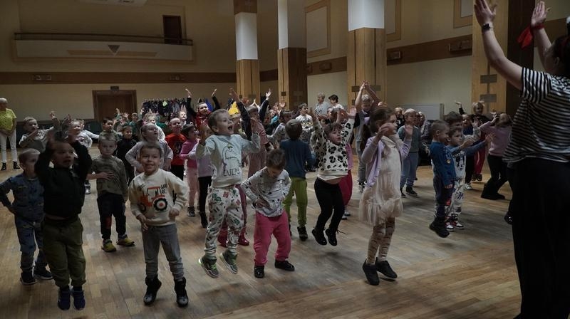 dzieci uczestniczące w zajęciach artystycznych „Na pirackiej łajbie”