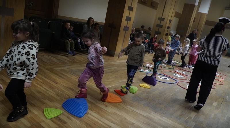 dzieci uczestniczące w zajęciach artystycznych „Na pirackiej łajbie”