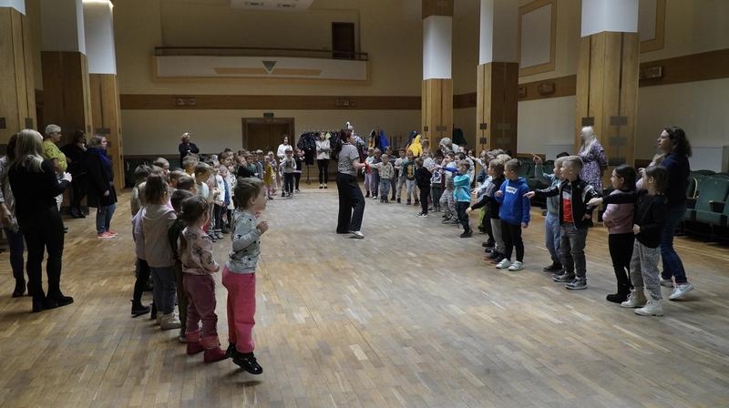 dzieci uczestniczące w zajęciach artystycznych „Na pirackiej łajbie”