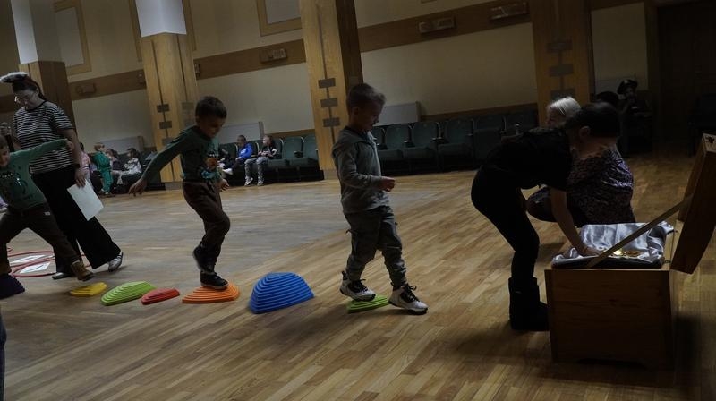 dzieci uczestniczące w zajęciach artystycznych „Na pirackiej łajbie”