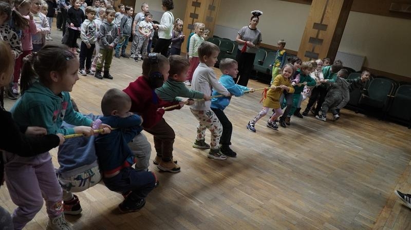 dzieci uczestniczące w zajęciach artystycznych „Na pirackiej łajbie”