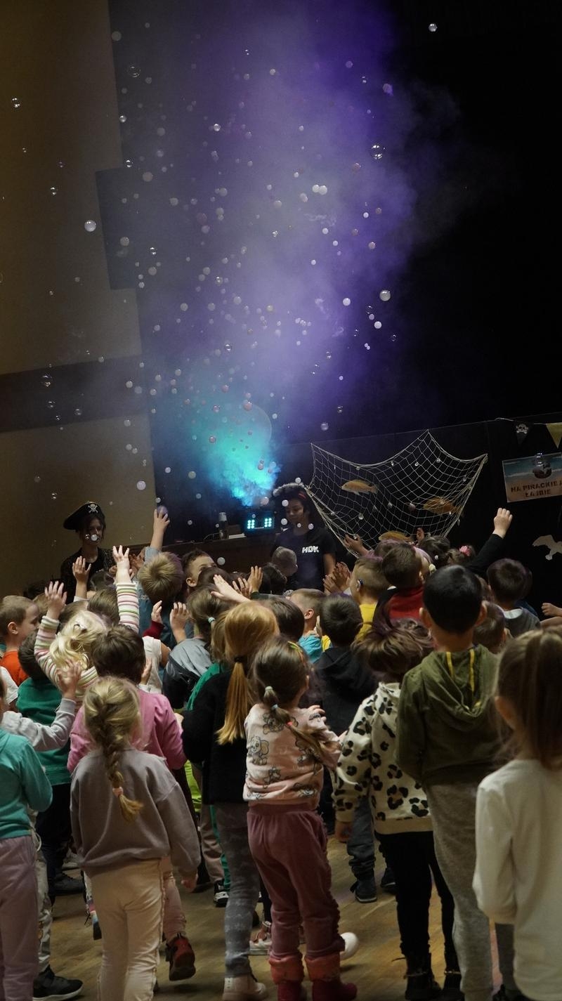 dzieci uczestniczące w zajęciach artystycznych „Na pirackiej łajbie”