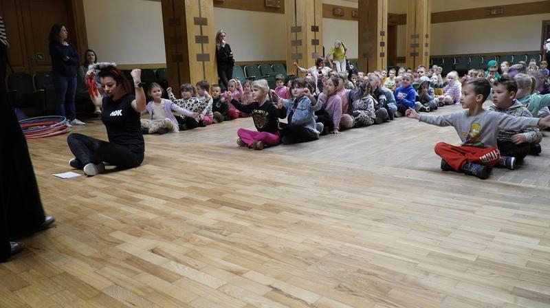 dzieci uczestniczące w zajęciach artystycznych „Na pirackiej łajbie”