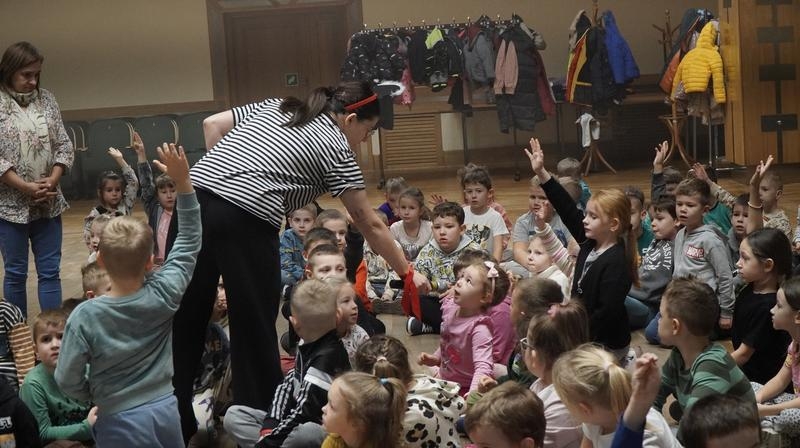 dzieci uczestniczące w zajęciach artystycznych „Na pirackiej łajbie”