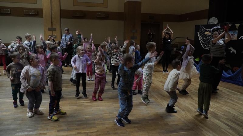 dzieci uczestniczące w zajęciach artystycznych „Na pirackiej łajbie”