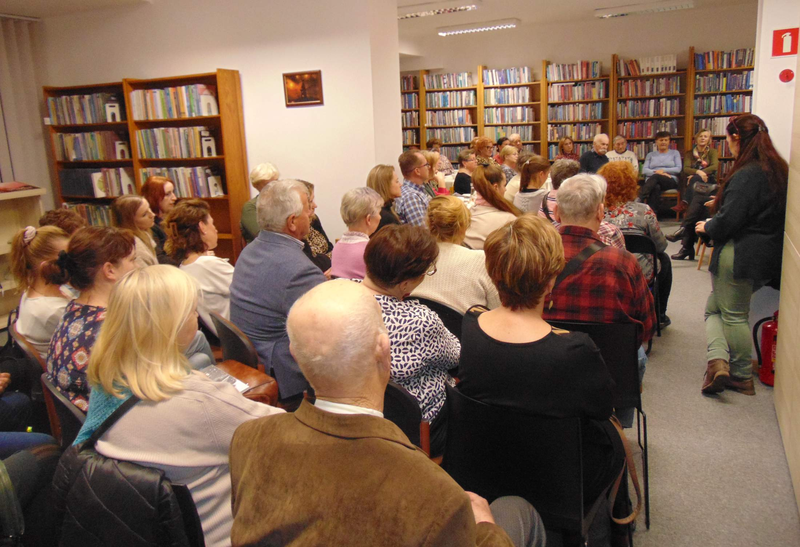 słuchacze na spotkaniu w czytelni