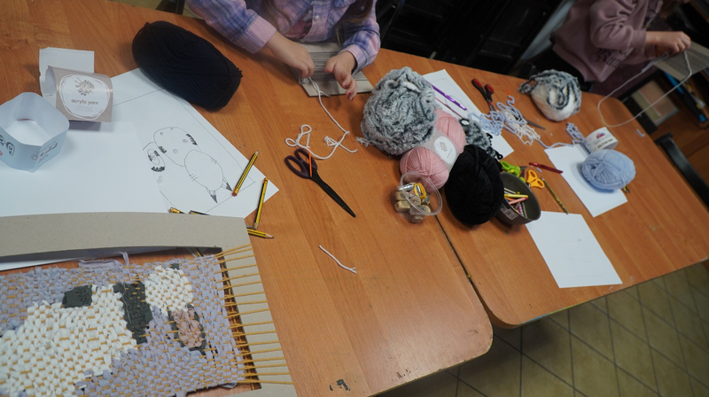 dzieci uczestniczące w warsztatach tkania techniką kilimu