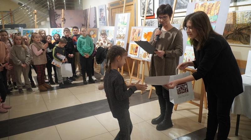 nagrodzone dziecko przy pracach konkursowych