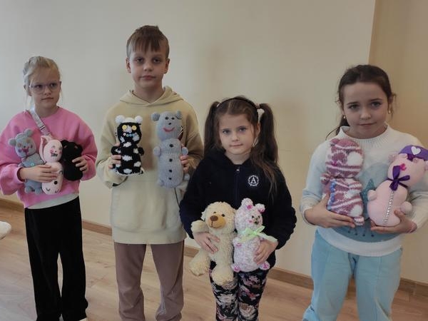 dzieci z własnoręcznie wykonanymi przytulankami