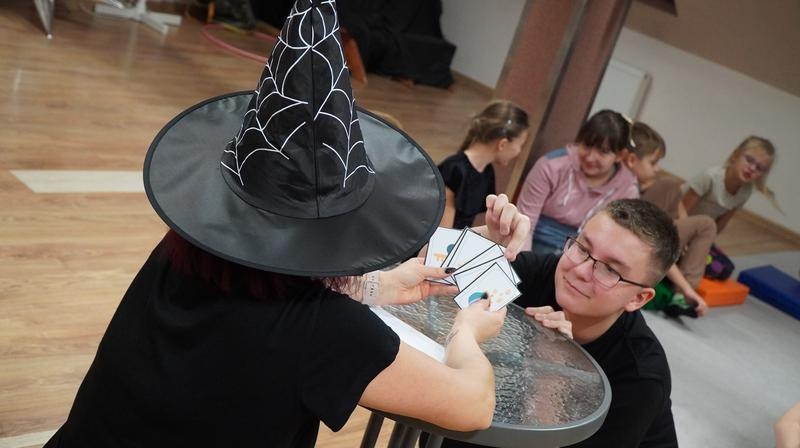 dzieci uczestniczące w zajęciach Andrzejki na poddaszu