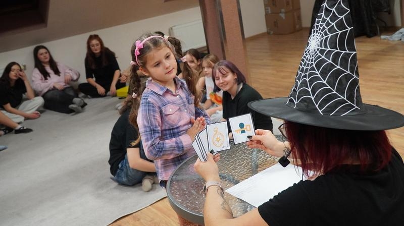 dzieci uczestniczące w zajęciach Andrzejki na poddaszu