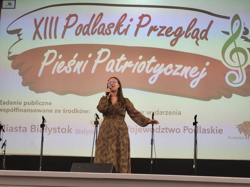 dziewczynka na scenie