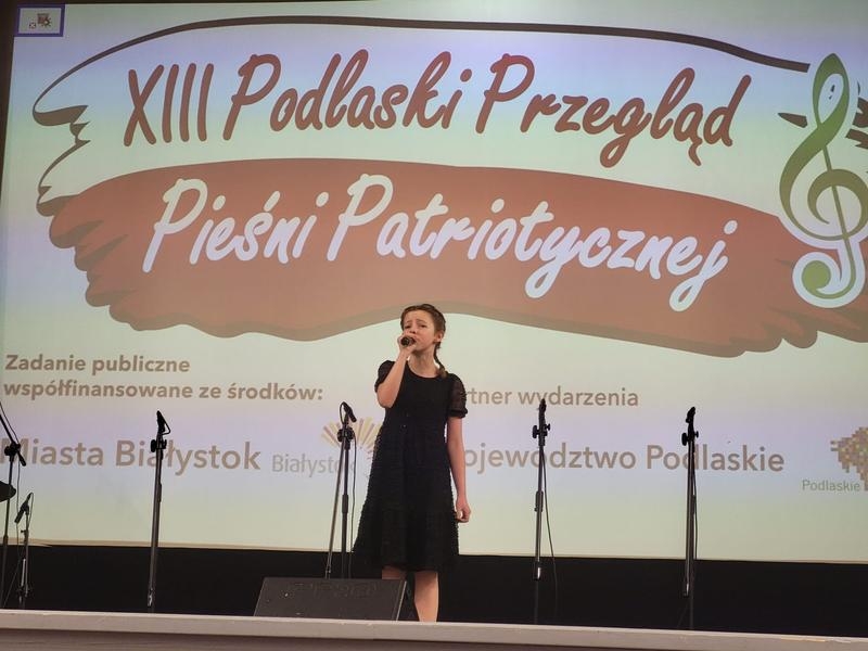 dziewczyna na scenie