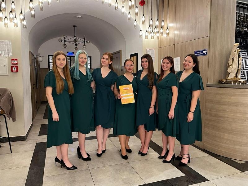 zdjęcie grupowe dziewcząt