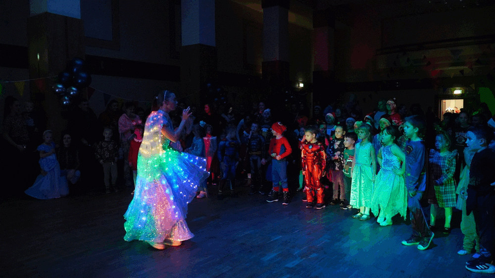 dzieci biorące udział w Balu Mikołajkowym.