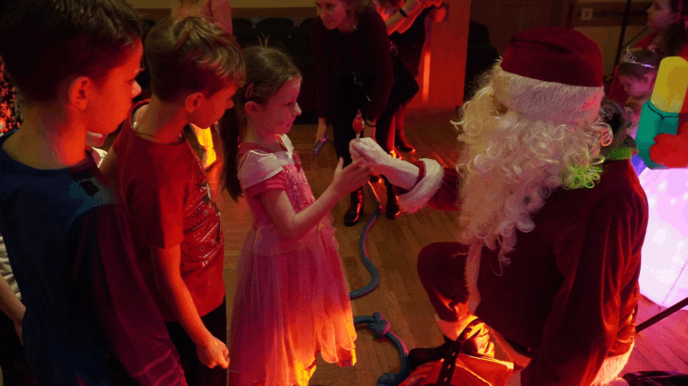 dzieci biorące udział w Balu Mikołajkowym.