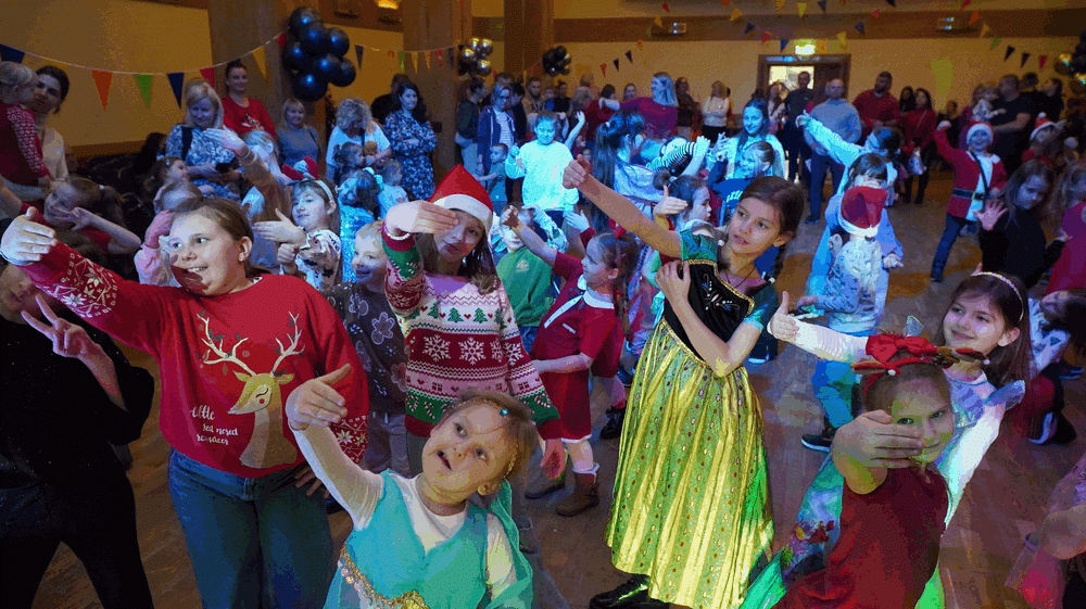 dzieci biorące udział w Balu Mikołajkowym.