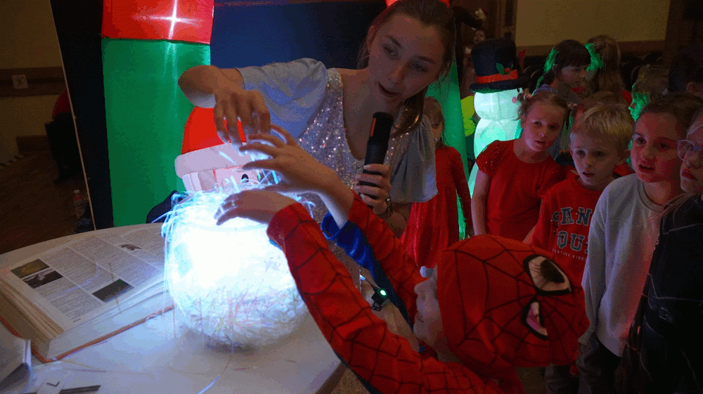 dzieci biorące udział w Balu Mikołajkowym.