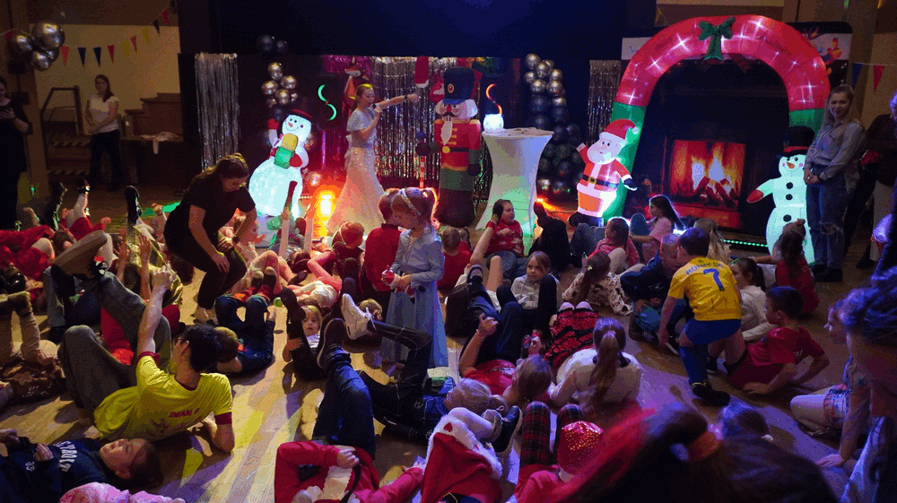 dzieci biorące udział w Balu Mikołajkowym.