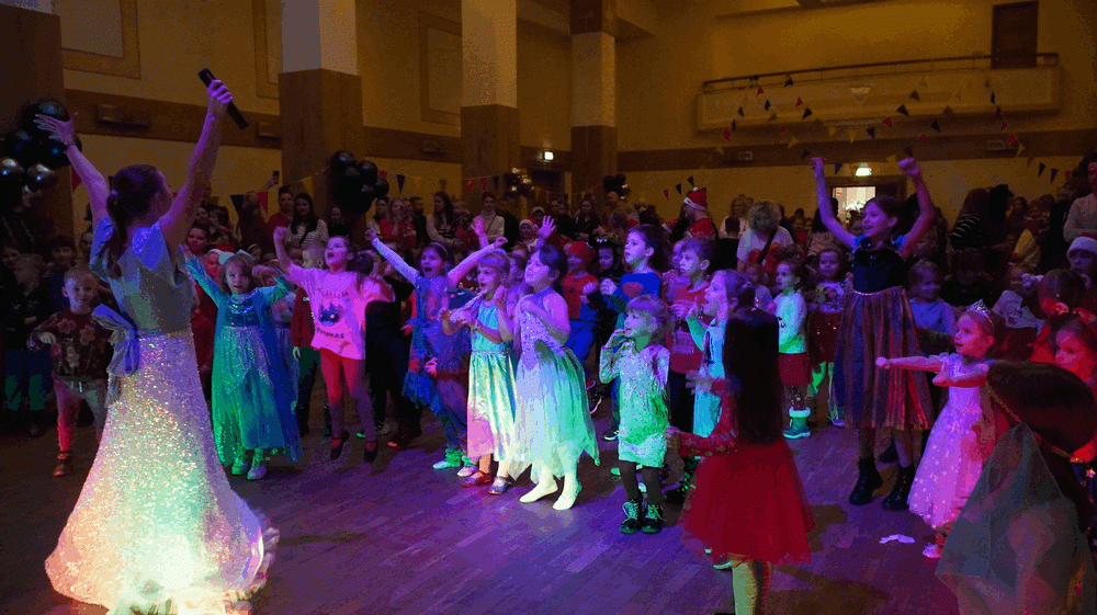 dzieci biorące udział w Balu Mikołajkowym.