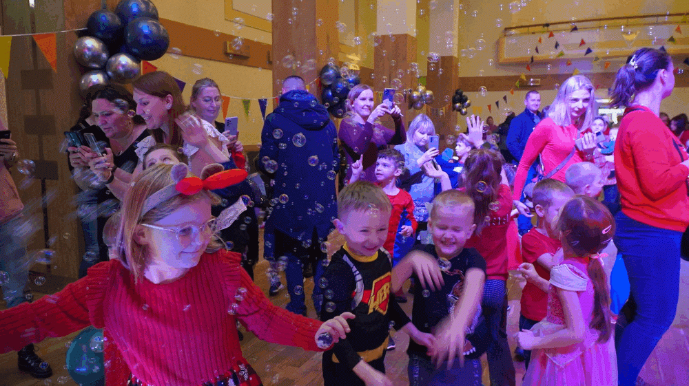 dzieci biorące udział w Balu Mikołajkowym.