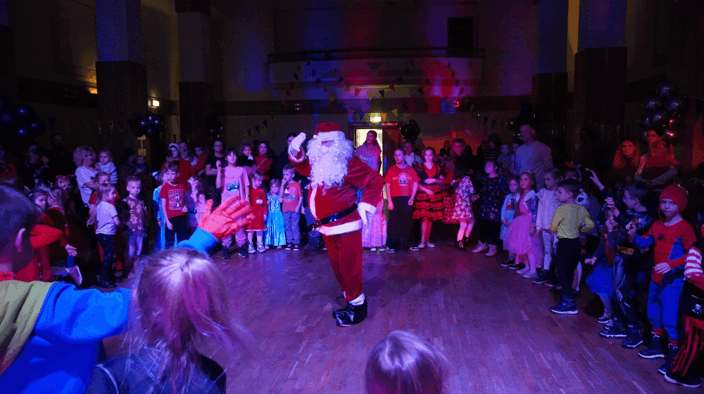 dzieci biorące udział w Balu Mikołajkowym.